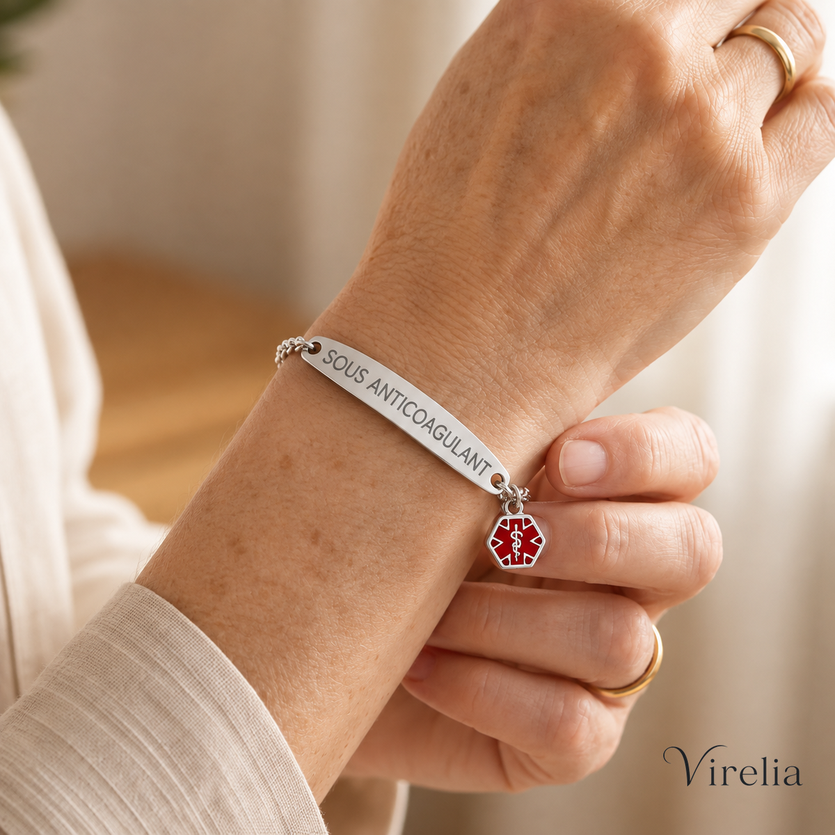 Gros plan du Bracelet Virelia porté au poignet